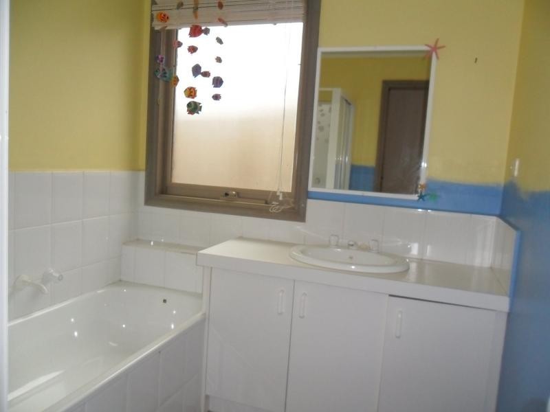 9 Harmon Close, Berwick VIC 3806