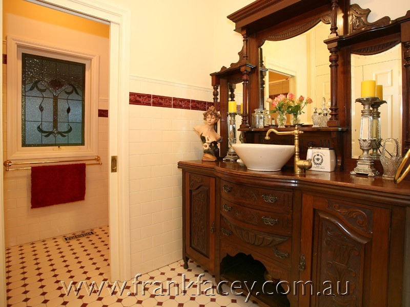 5 High Street, Guys Hill VIC 3807