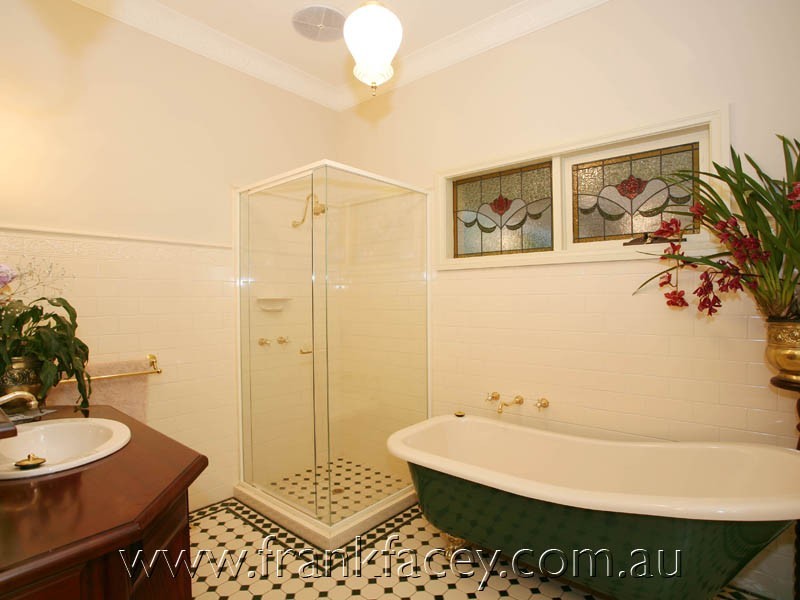 5 High St, Guys Hill VIC 3807