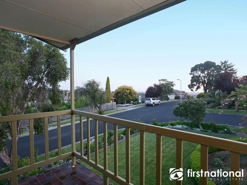 33 Outlook Drive, Berwick VIC 3806