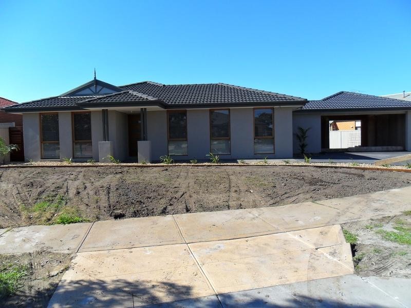 8 Genoa Grove, Pakenham VIC 3810