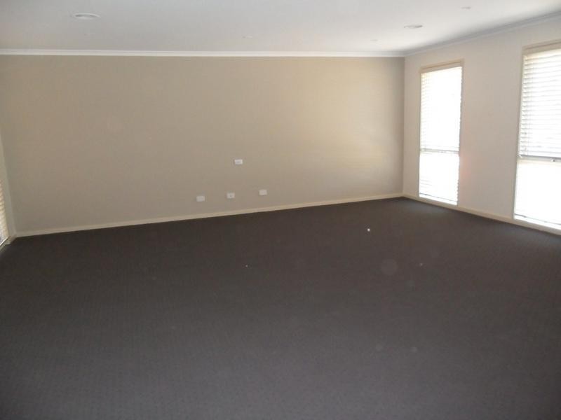 8 Genoa Grove, Pakenham VIC 3810