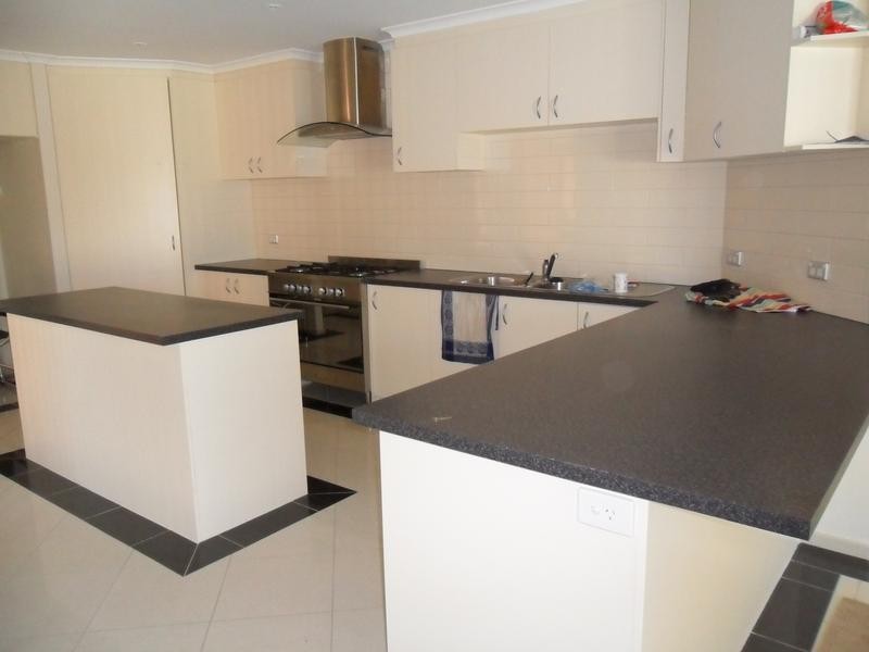 8 Genoa Grove, Pakenham VIC 3810