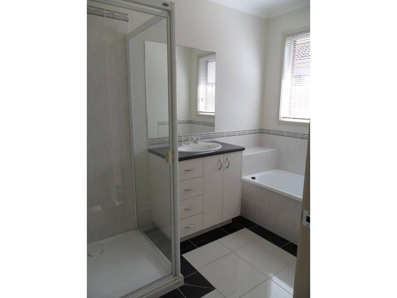 8 Genoa Grove, Pakenham VIC 3810