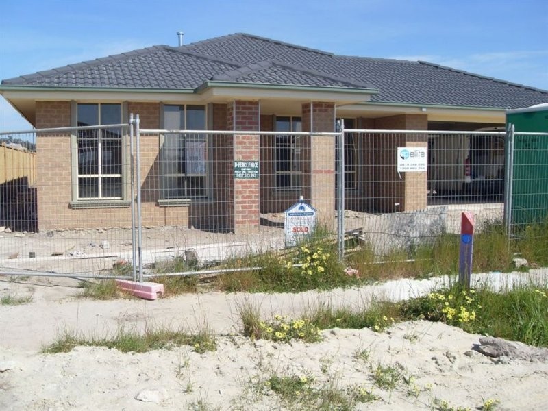 31 Charlbury Crescent, Cranbourne North VIC 3977