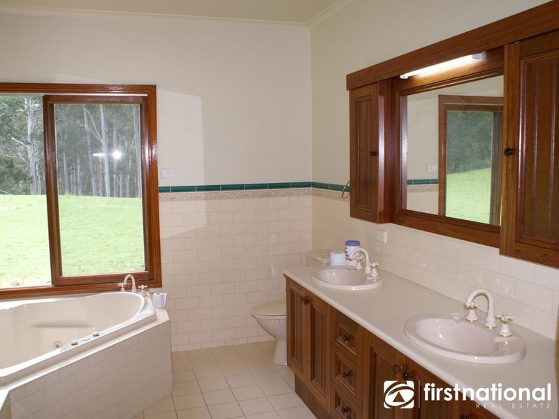 4 Brentwood Cls, Dewhurst VIC 3808