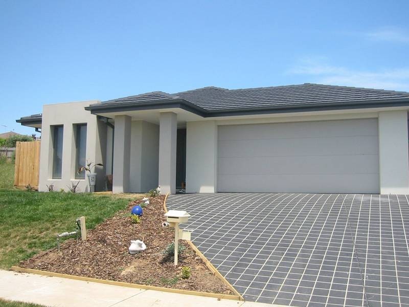 16 Sing Crescent, Berwick VIC 3806