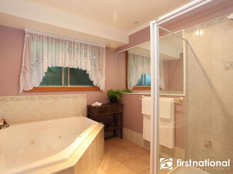 13 Glendale Crescent, Berwick VIC 3806