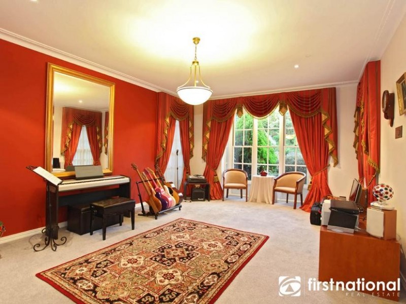 18 Casey Drive, Berwick VIC 3806