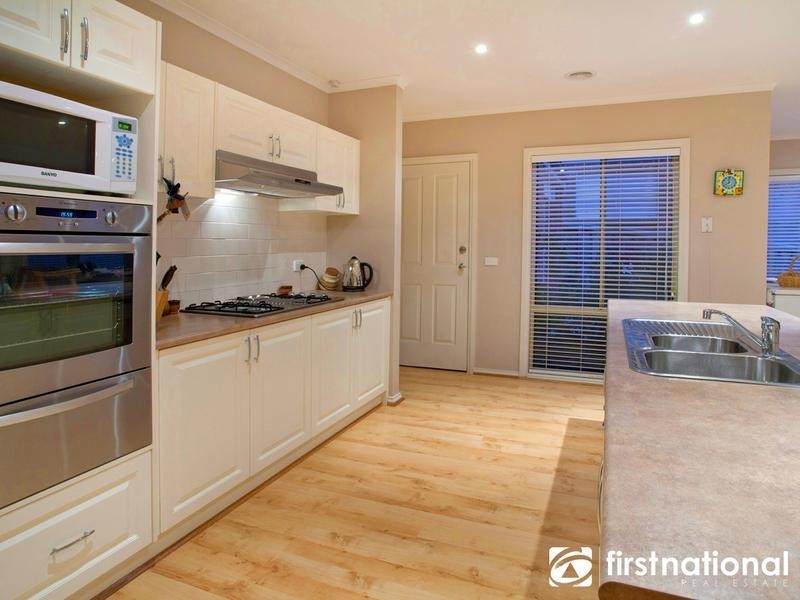 27 Glenview Rise, Berwick VIC 3806