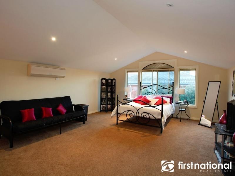 34 Nightingale Crescent, Berwick VIC 3806