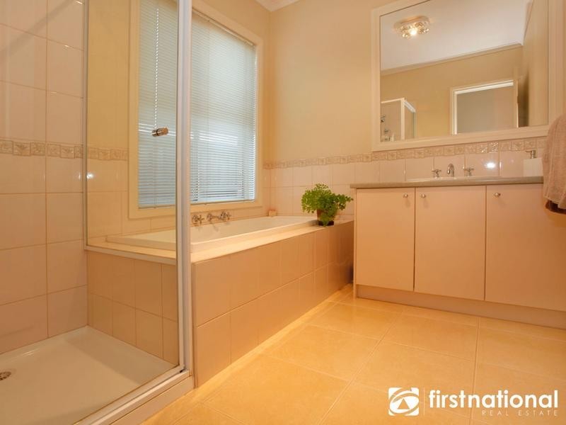 34 Nightingale Crescent, Berwick VIC 3806