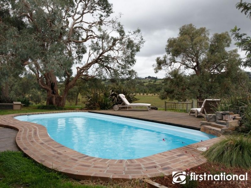 4 Mountain Flat Rd, Narre Warren East VIC 3804