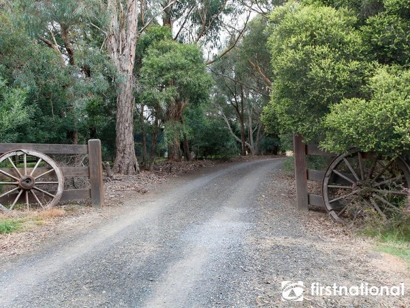 4 Mountain Flat Rd, Narre Warren East VIC 3804