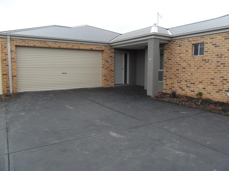2/7 Delft Place, Pakenham VIC 3810