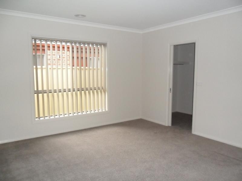 2/7 Delft Place, Pakenham VIC 3810