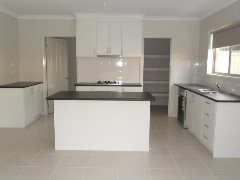 2/7 Delft Place, Pakenham VIC 3810