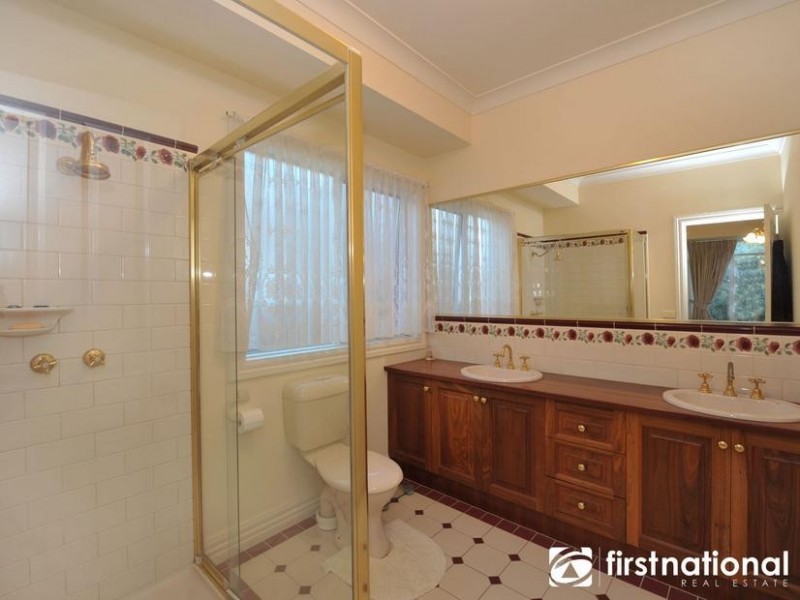 15 Cara Crescent, Berwick VIC 3806