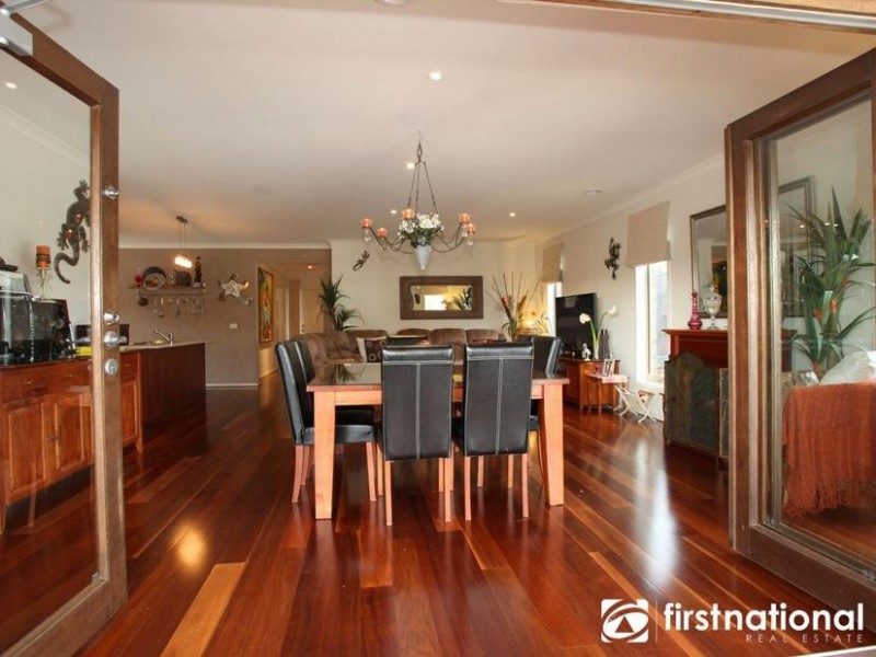 8 Page Close, Pakenham VIC 3810