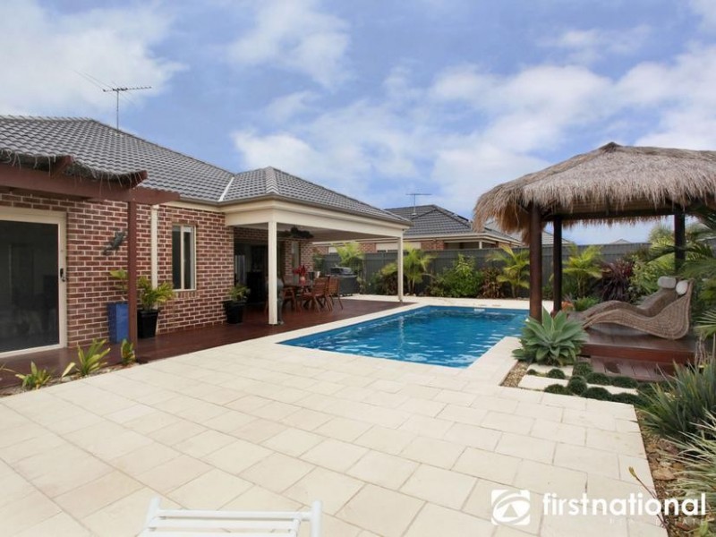 8 Page Close, Pakenham VIC 3810