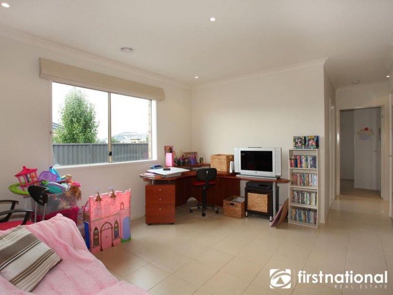 8 Page Close, Pakenham VIC 3810