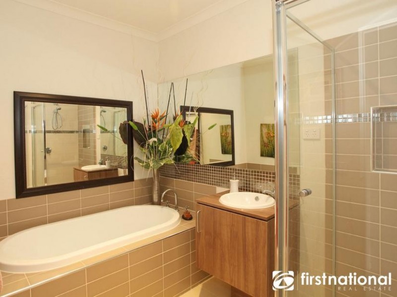 8 Page Close, Pakenham VIC 3810
