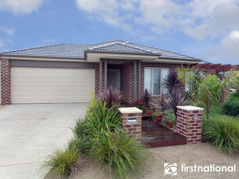 8 Page Close, Pakenham VIC 3810