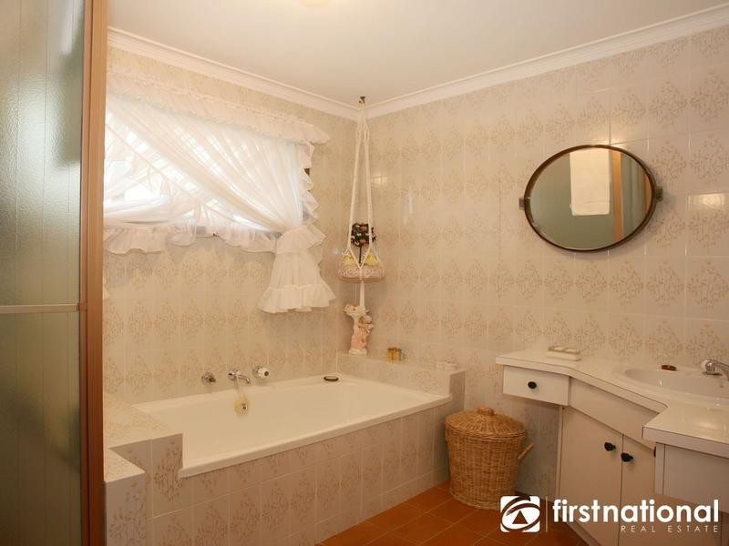 33 Outlook Drive, Berwick VIC 3806