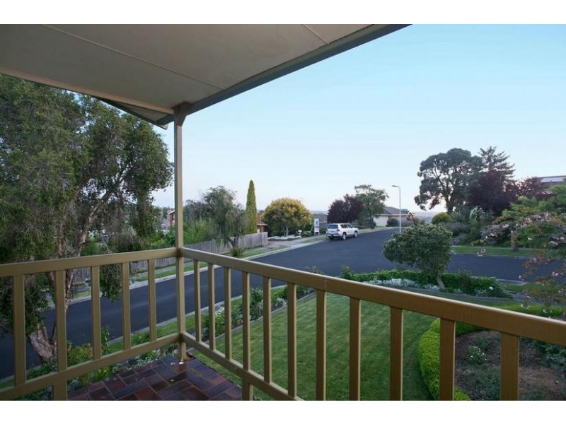 33 Outlook Drive, Berwick VIC 3806