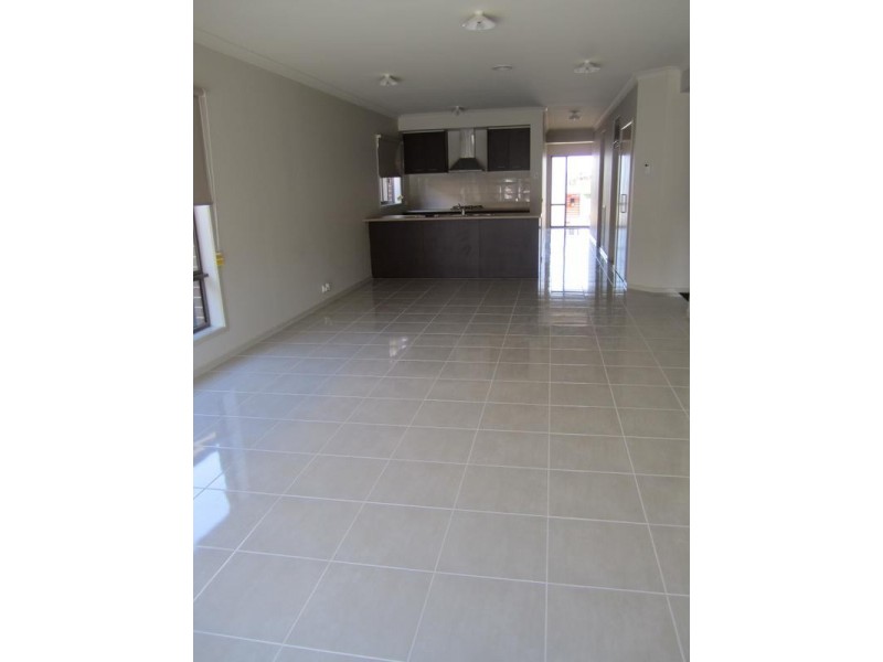 10 Chantenay Parade, Cranbourne North VIC 3977