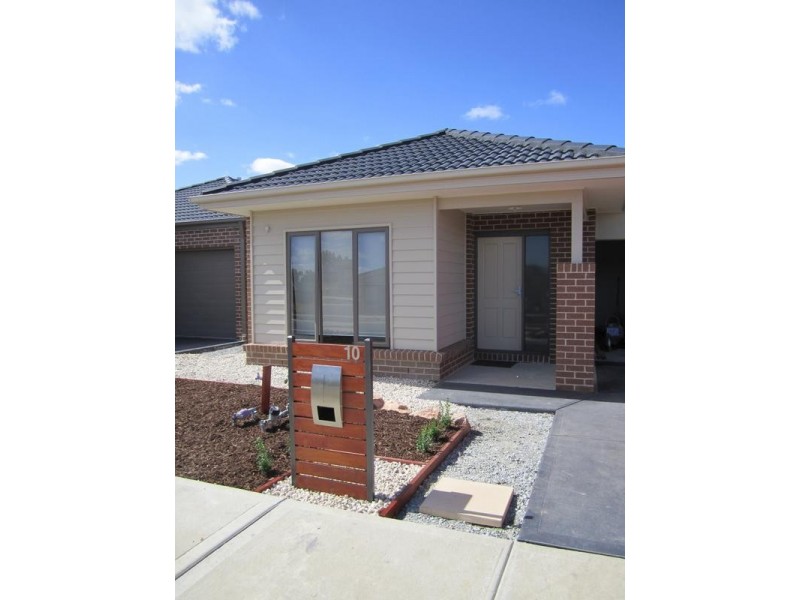 10 Chantenay Parade, Cranbourne North VIC 3977