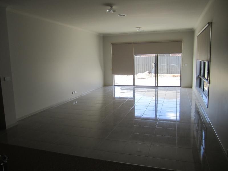 10 Chantenay Parade, Cranbourne North VIC 3977