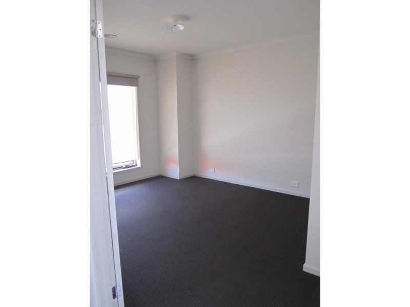10 Chantenay Parade, Cranbourne North VIC 3977