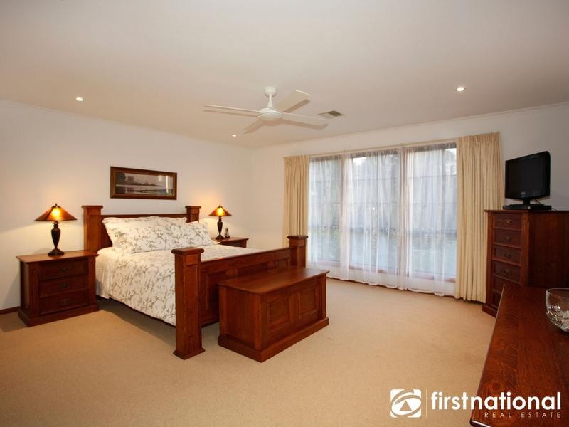 9 Graneel Grove, Berwick VIC 3806