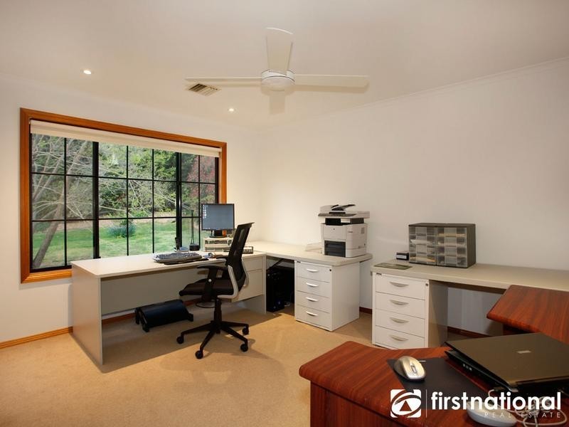 9 Graneel Grove, Berwick VIC 3806