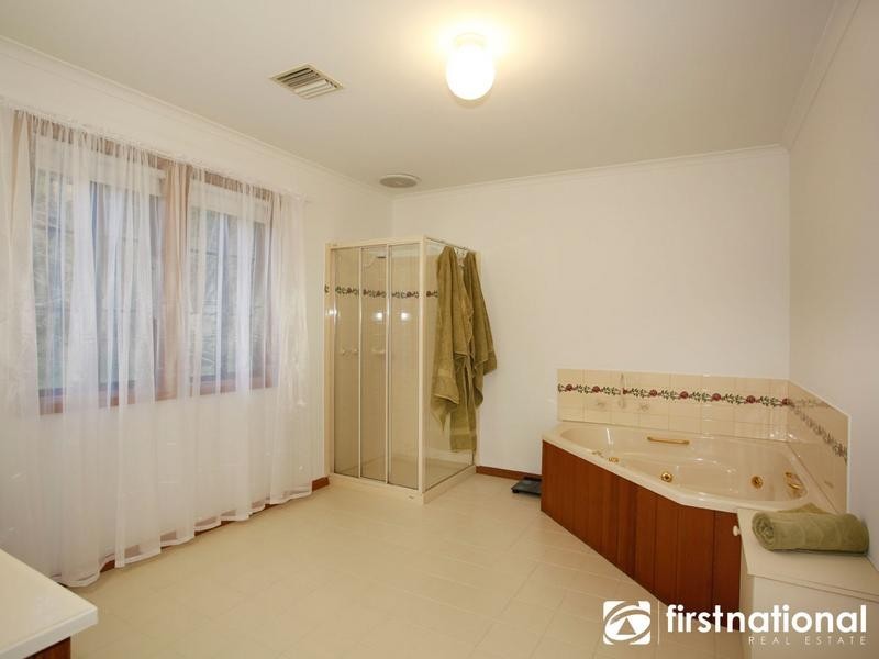 9 Graneel Grove, Berwick VIC 3806