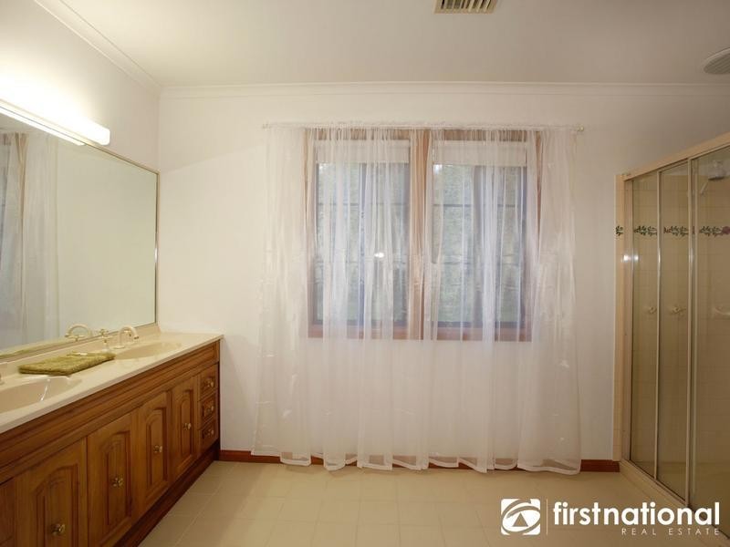 9 Graneel Grove, Berwick VIC 3806