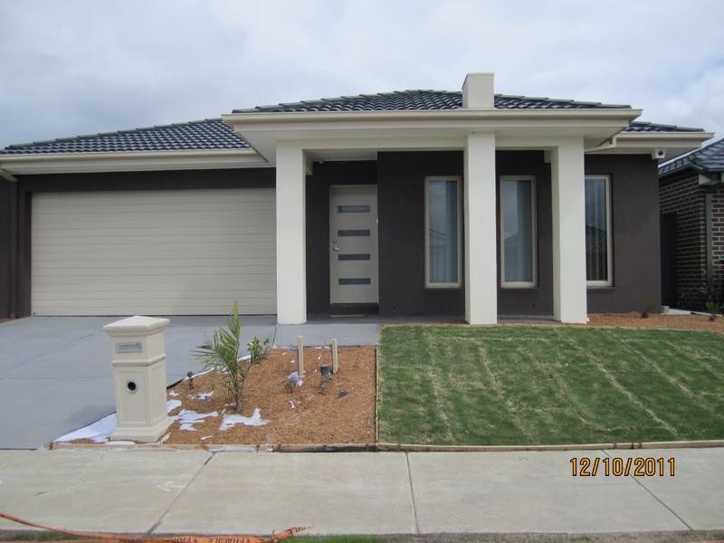 17 Peregrine Street, Cranbourne North VIC 3977