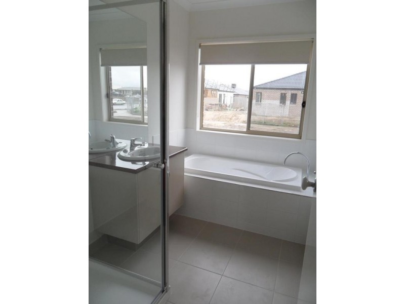 80 Selandra Boulevard, Clyde North VIC 3978