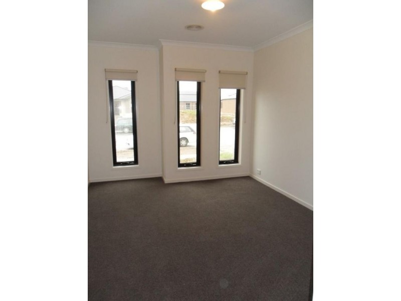74 Selandra Boulevard, Clyde North VIC 3978