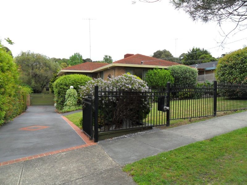 17 Harkaway Road, Berwick VIC 3806