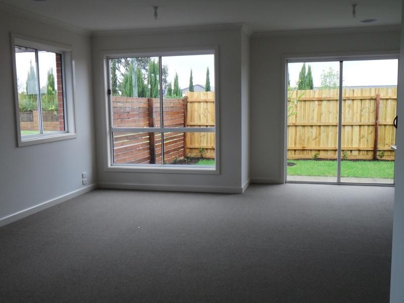 2/4 Young Road, Hallam VIC 3803