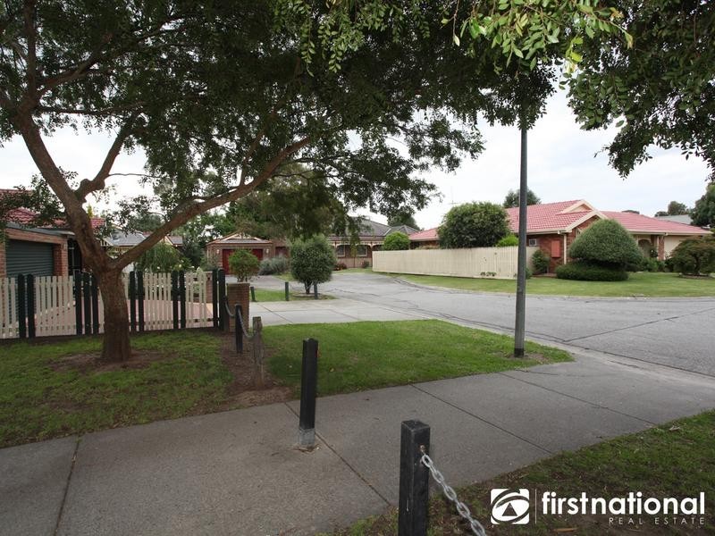 8 Emma Court, Berwick VIC 3806