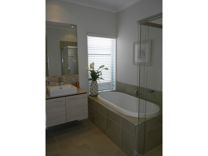 7 Kindred Avenue, Cranbourne North VIC 3977