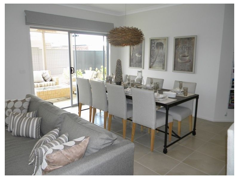 7 Kindred Avenue, Cranbourne North VIC 3977