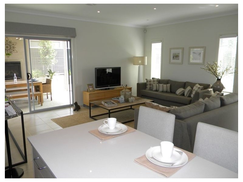 7 Kindred Avenue, Cranbourne North VIC 3977