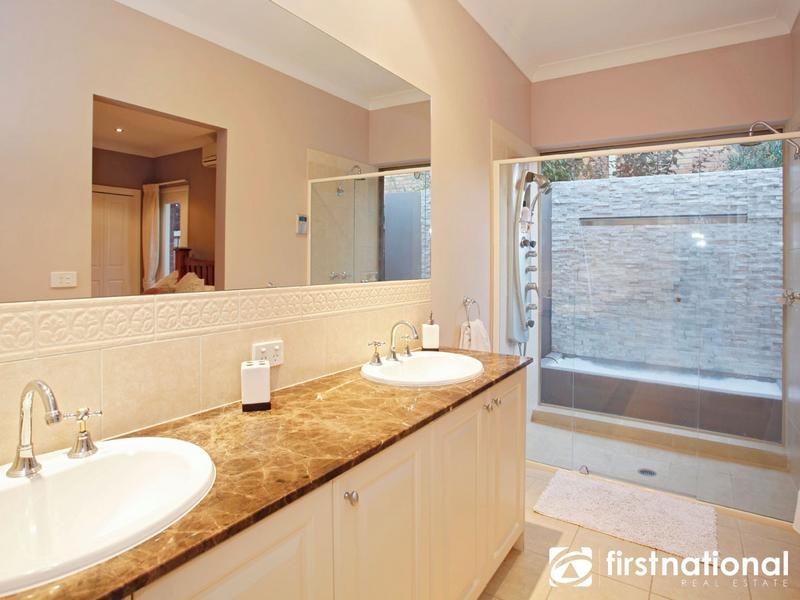 15 Eucumbene Drive, Berwick VIC 3806