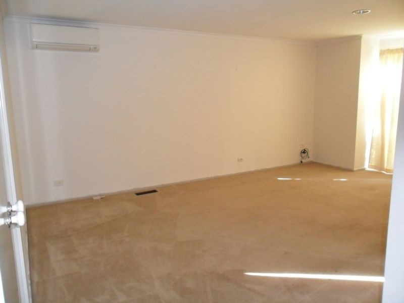 2/5 Camley Close, Berwick VIC 3806