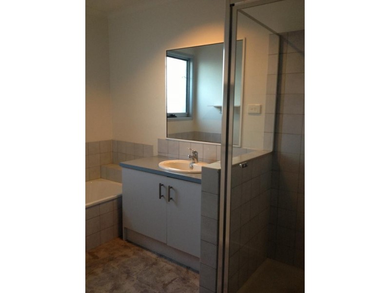 2/5 Camley Close, Berwick VIC 3806