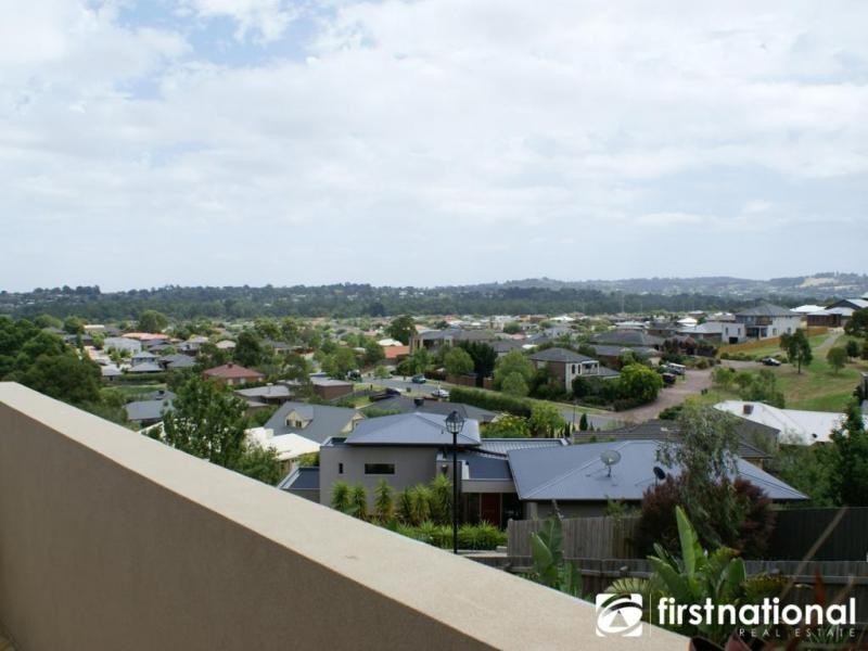 8 Crestview Drive, Beaconsfield VIC 3807